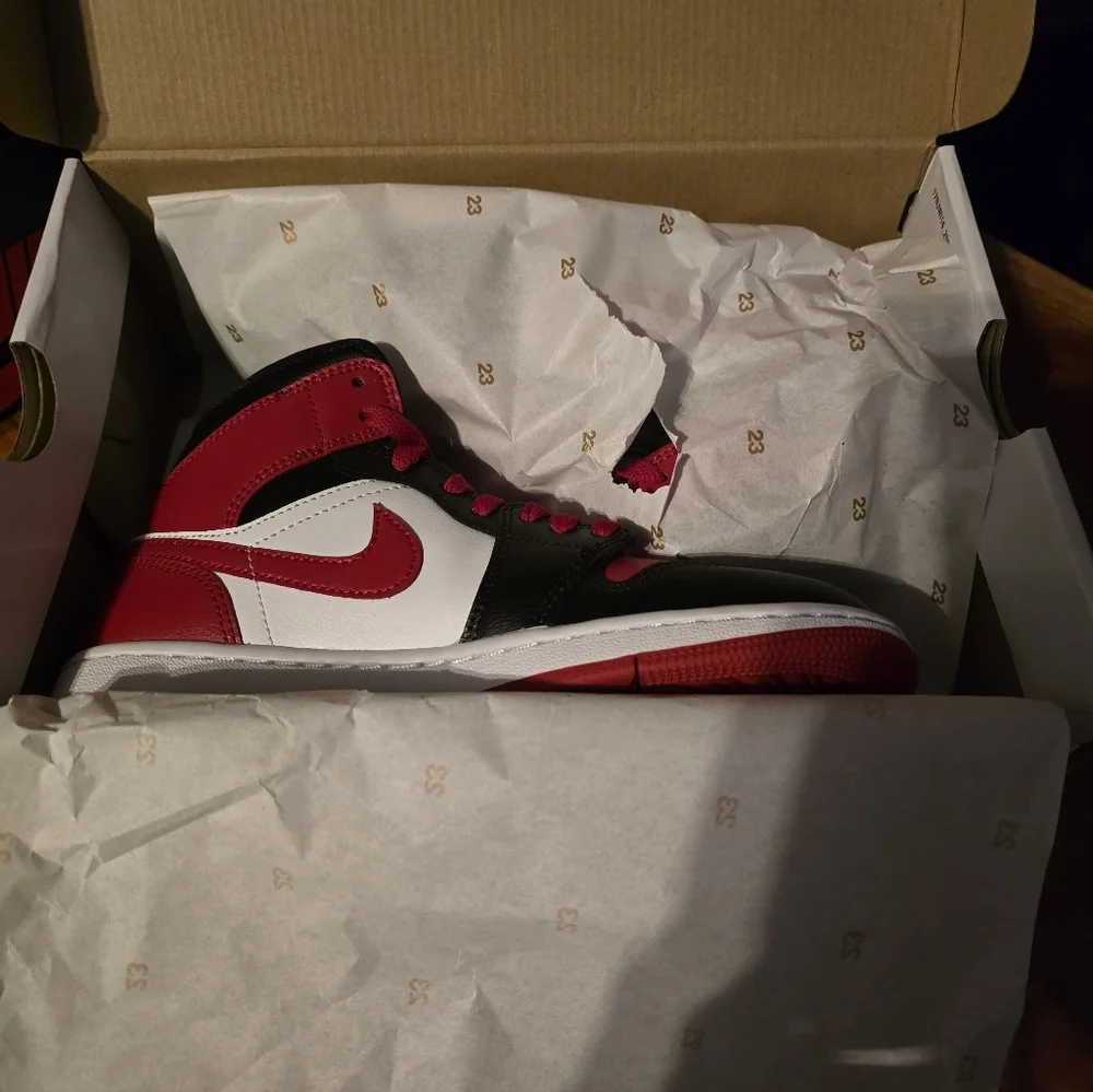 Women's Air Jordan 1 Mid 'Alternate Bred Toe - Picture 7 of 9